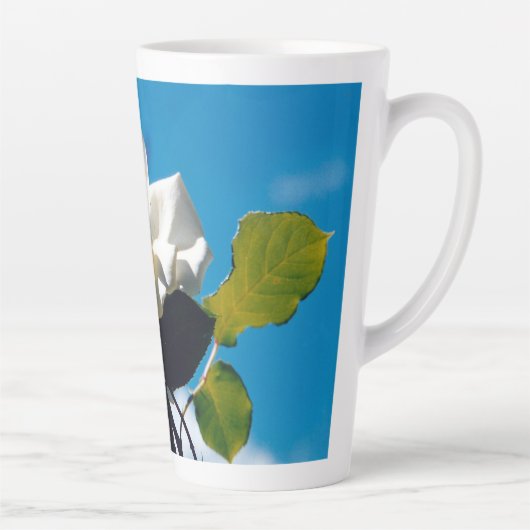 Witte roos onder blauwe hemel latte mok (Rechts)