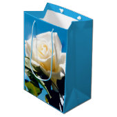 Witte roos onder blauwe hemel medium cadeauzakje (Voorkant Gekanteld)