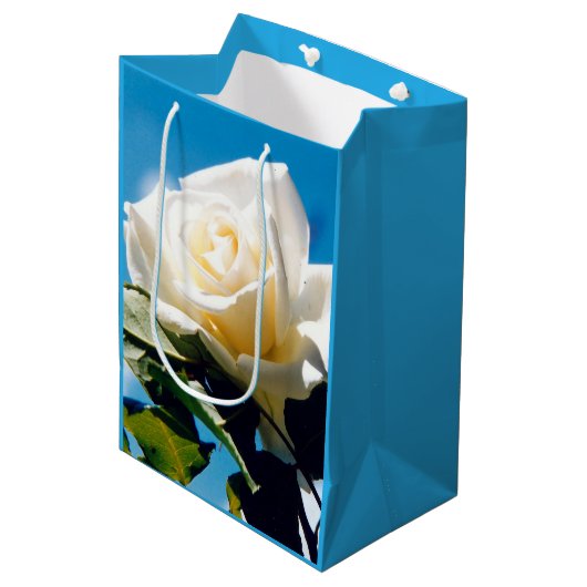 Witte roos onder blauwe hemel medium cadeauzakje (Voorkant Gekanteld)
