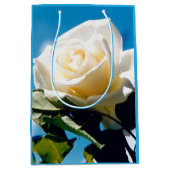 Witte roos onder blauwe hemel medium cadeauzakje (Voorkant)
