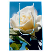 Witte roos onder blauwe hemel medium cadeauzakje (Achterkant)