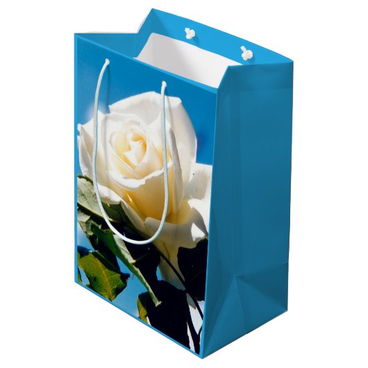 Witte roos onder blauwe hemel medium cadeauzakje (Achterkant Gekanteld)