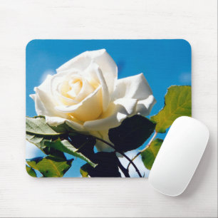 Witte roos onder blauwe hemel muismat