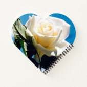 Witte roos onder blauwe hemel notitieboek (Achterkant)
