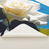 Witte roos onder blauwe hemel sherpa deken (3/4)