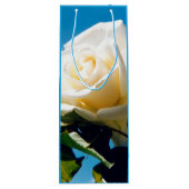Witte roos onder blauwe hemel wijn cadeautas (Achterkant)