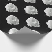witte-roos-op-de-zwarte-achtergrond cadeaupapier (Hoek)