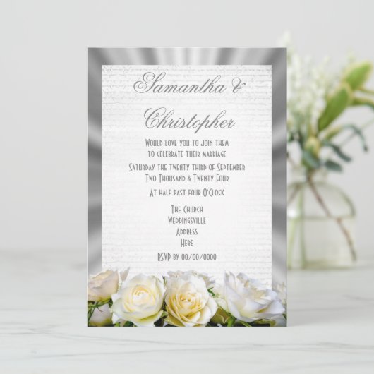 Witte roos op een zilvergrijze bruiloft kaart (Staand voorkant)