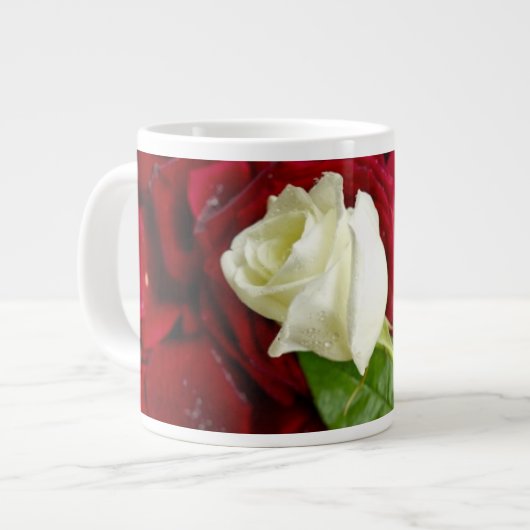 Witte Roos Op Rode Bloemblaadjes Grote Koffiekop (Links)