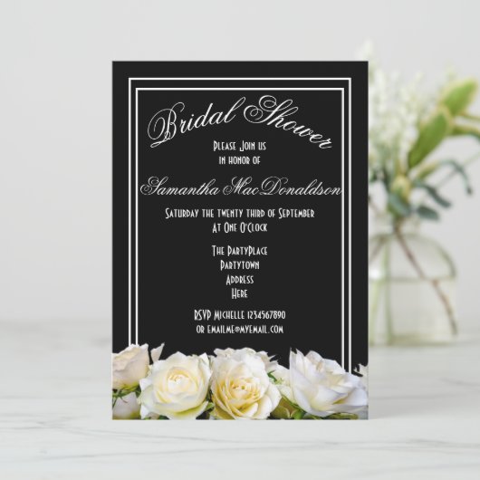 Witte roos op zwart bloemig vrijgezellenfeest kaart (Staand voorkant)