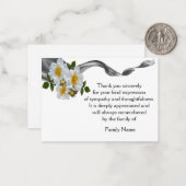 Witte roos op zwart lint na begrafenis notitiekaartje (Voorkant / Achterkant in situ)