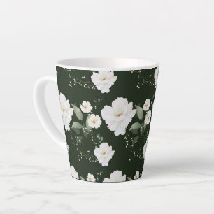 Witte roos op zwarte mok voor latte met bloemmotie