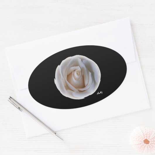 Witte Roos op Zwarte Ovale Sticker (Envelop)