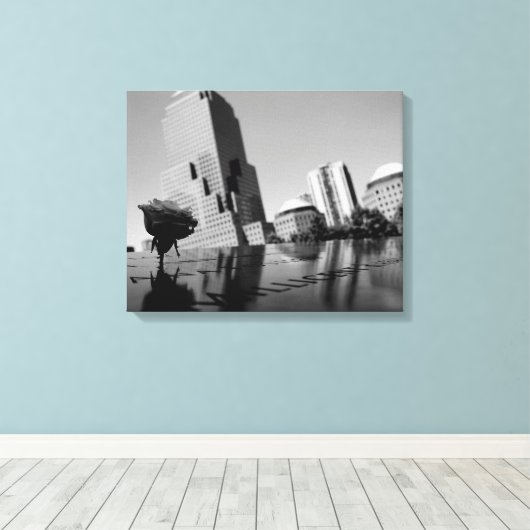 Witte roos ter nagedachtenis canvas afdruk (Insitu (Houten vloer))