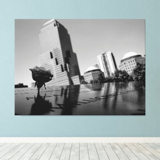 Witte roos ter nagedachtenis canvas afdruk (Insitu (Houten vloer))