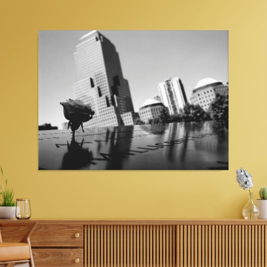 Witte roos ter nagedachtenis canvas afdruk (Insitu (Woonkamer))