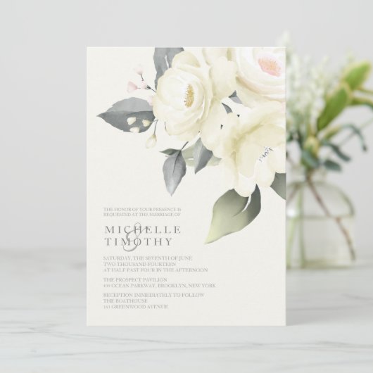 Witte Rose Bloemen Bruiloft Uitnodigingen (Staand voorkant)