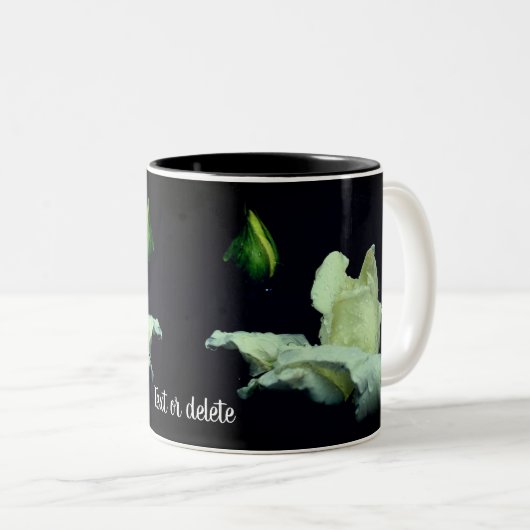 Witte Rosebud Raindrops gepersonaliseerd Tweekleurige Koffiemok (Voorkant rechts)