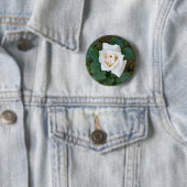 witte rosebud ronde button 5,7 cm (In situ)