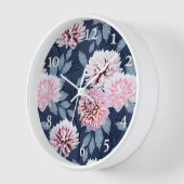 Witte, roze bloemen op donkerblauw. (Hoek)
