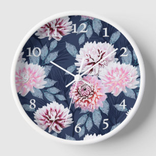 Witte, roze bloemen op donkerblauw.