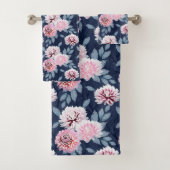 Witte, roze bloemen op donkerblauw. bad handdoek (Insitu)
