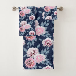 Witte, roze bloemen op donkerblauw. bad handdoek