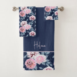 Witte, roze bloemen op donkerblauw. bad handdoek