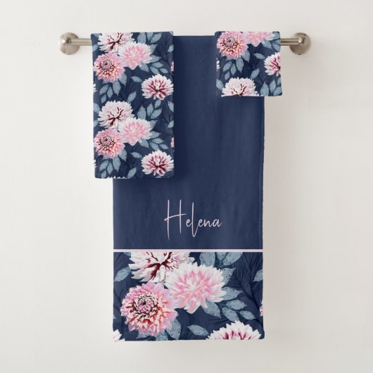 Witte, roze bloemen op donkerblauw. bad handdoek (Insitu)