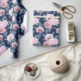 Witte, roze bloemen op donkerblauw. cadeaupapier