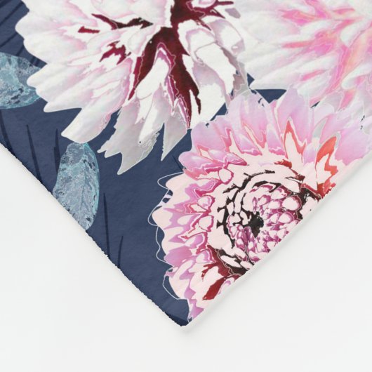 Witte, roze bloemen op donkerblauw. fleece deken (Hoek)
