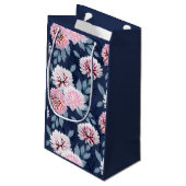 Witte, roze bloemen op donkerblauw. klein cadeauzakje (Achterkant Gekanteld)