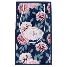 Witte, roze bloemen op donkerblauw. klein cadeauzakje