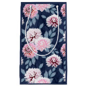 Witte, roze bloemen op donkerblauw. klein cadeauzakje (Voorkant)