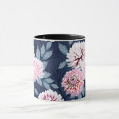 Witte, roze bloemen op donkerblauw. mok (Midden)