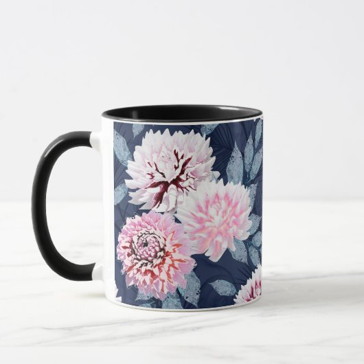 Witte, roze bloemen op donkerblauw. mok (Links)