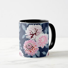 Witte, roze bloemen op donkerblauw. mok