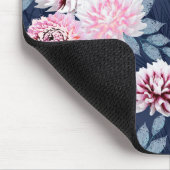 Witte, roze bloemen op donkerblauw. muismat (Hoek)