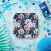 Witte, roze bloemen op donkerblauw. papieren bordje (Feest)