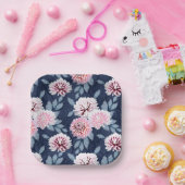 Witte, roze bloemen op donkerblauw. papieren bordje (Feest)