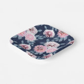 Witte, roze bloemen op donkerblauw. papieren bordje (Gebogen)