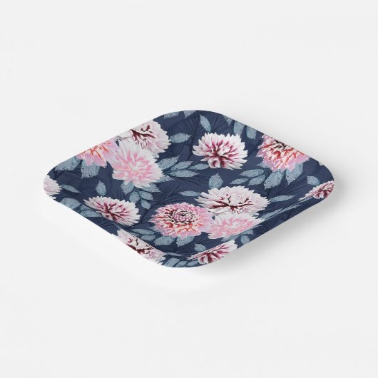 Witte, roze bloemen op donkerblauw. papieren bordje (Gebogen)