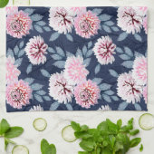 Witte, roze bloemen op donkerblauw. theedoek (Gevouwen)