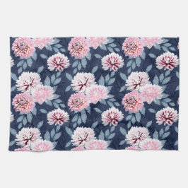 Witte, roze bloemen op donkerblauw. theedoek
