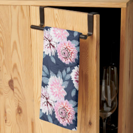 Witte, roze bloemen op donkerblauw. theedoek