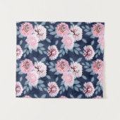 Witte, roze bloemen op donkerblauw. wandkleed (Voorkant (horizontaal))