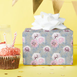 Witte, roze bloemen op grijs. cadeaupapier