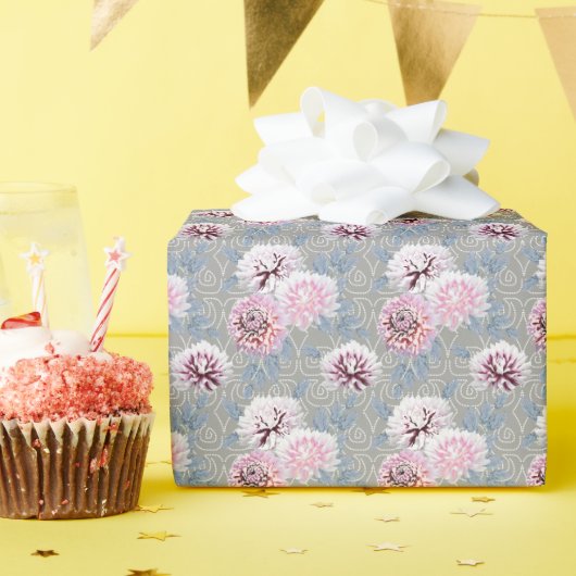 Witte, roze bloemen op grijs. cadeaupapier (Verjaardagsfeest)