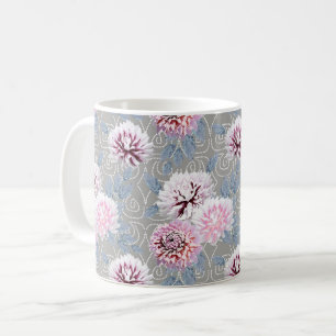 Witte, roze bloemen op grijs. koffiemok
