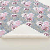 Witte, roze bloemen op grijs. sherpa deken (3/4)